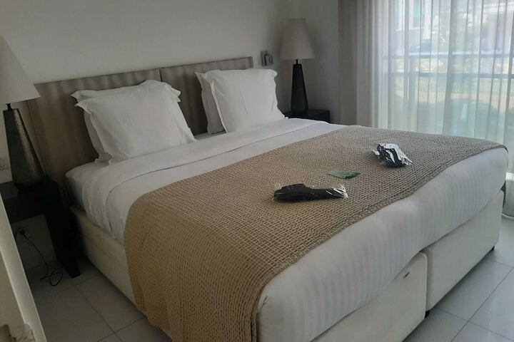Room 33 of 77
