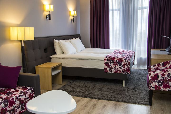 Room 10 of 38