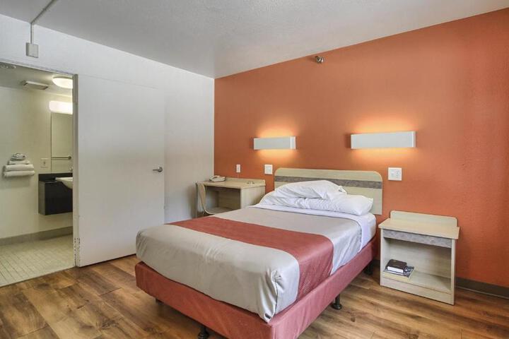 1 Queen Bed (1 of 7)