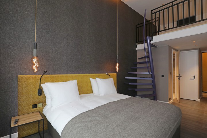 Room 7 of 77