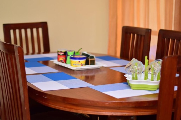 Dining 25 of 28