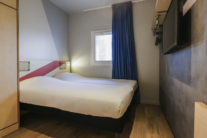 Room 16 of 38
