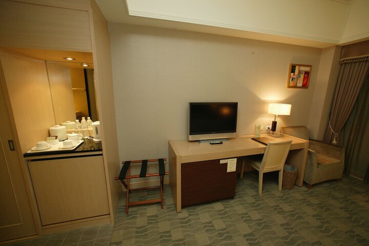 Room 12 of 90