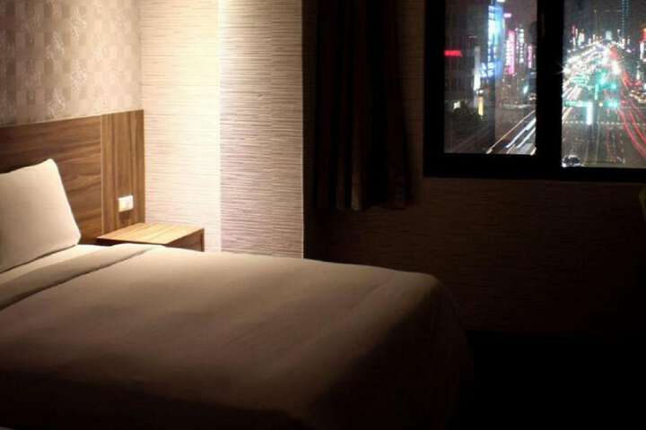 Room 4 of 18