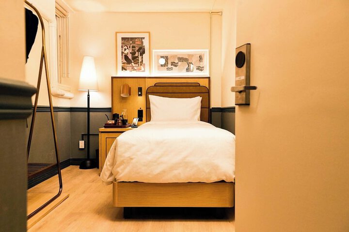 Room 53 of 132