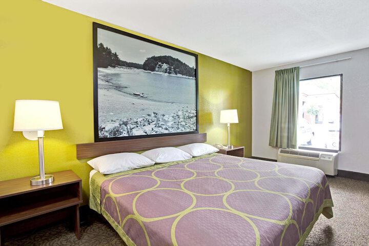 1 King Bed (1 of 15)