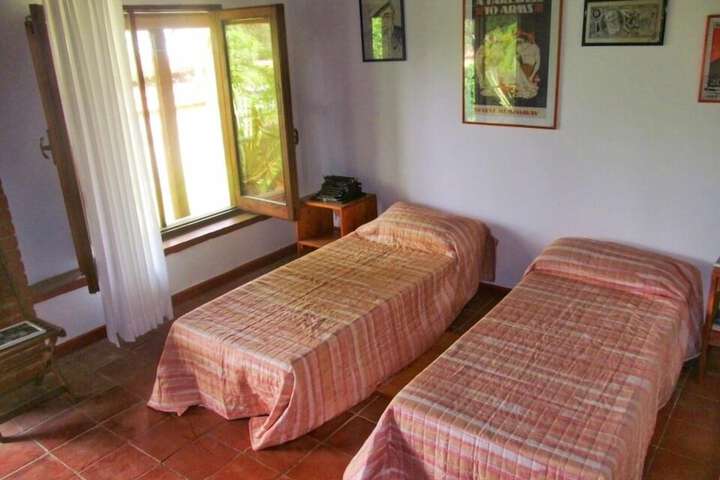 Room 10 of 34
