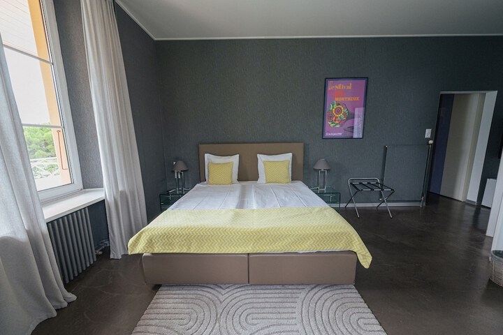 Room 5 of 105