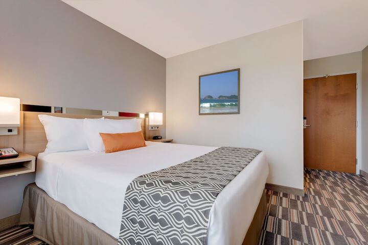 1 Queen Bed (13 of 21)