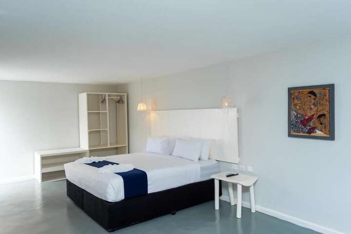 Room 2 of 10