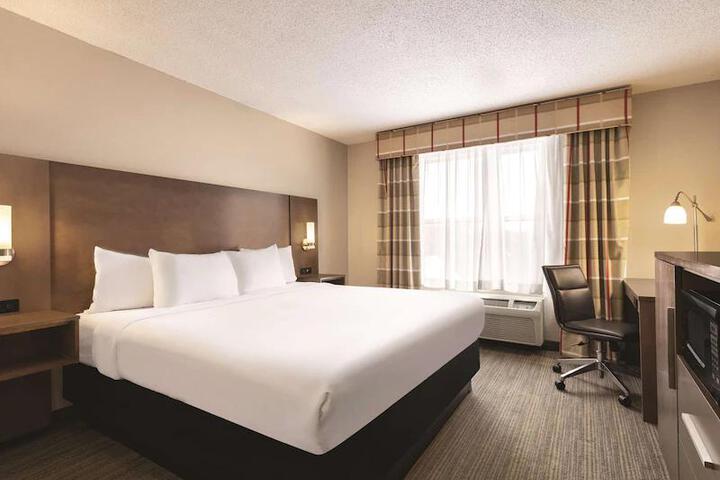 1 King Bed (4 of 13)
