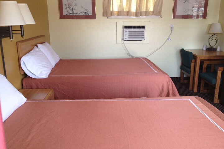 1 Queen Bed (6 of 14)