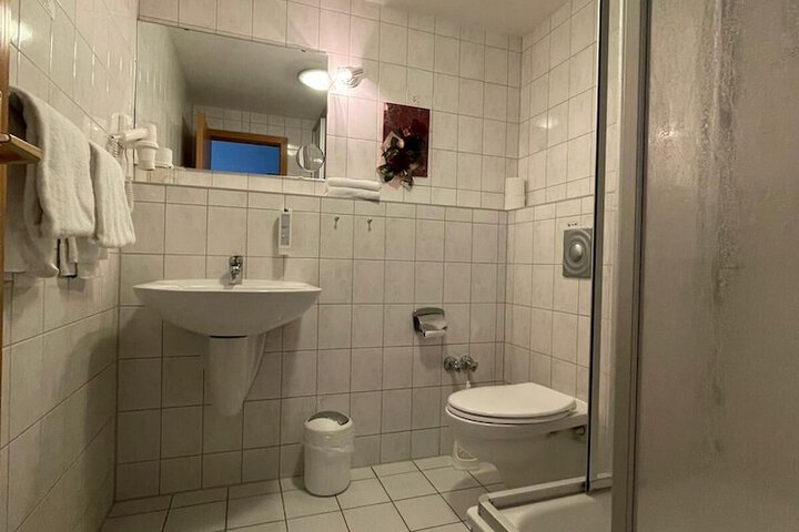 Room 27 of 46