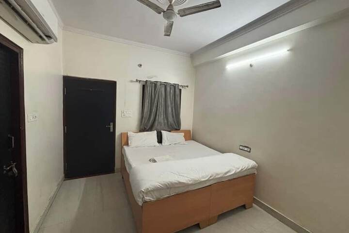 Room 13 of 16