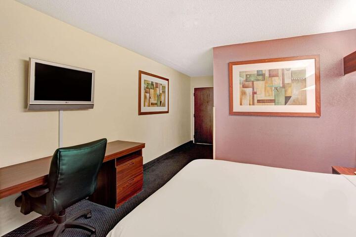 1 Queen Bed (2 of 23)