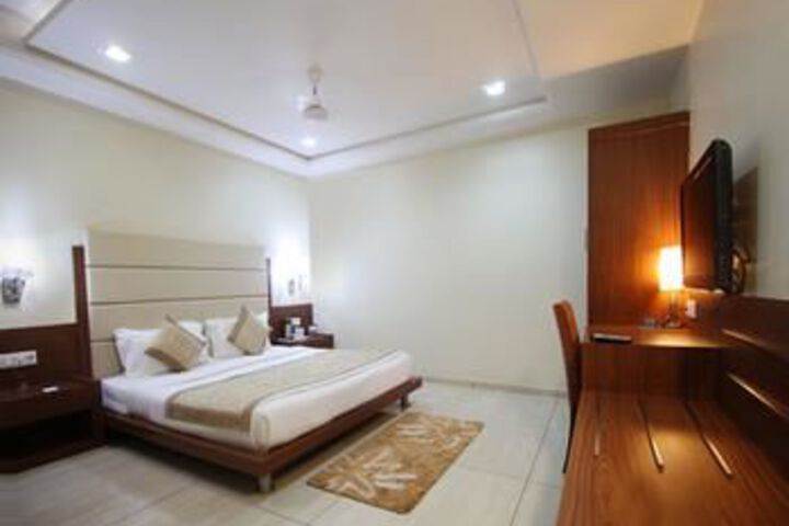 OYO Premium Limda Chowk