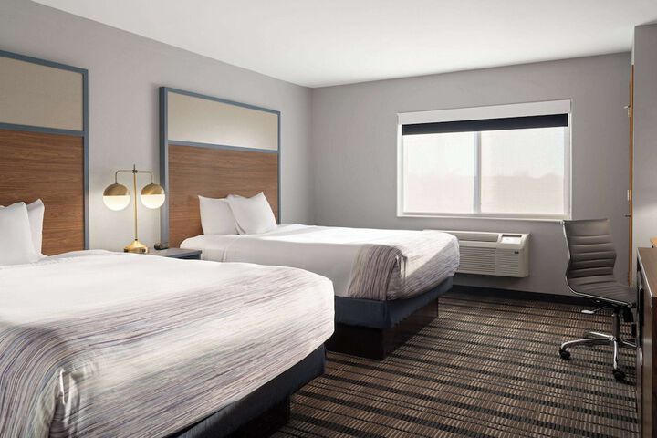 2 Queen Beds (7 of 14)