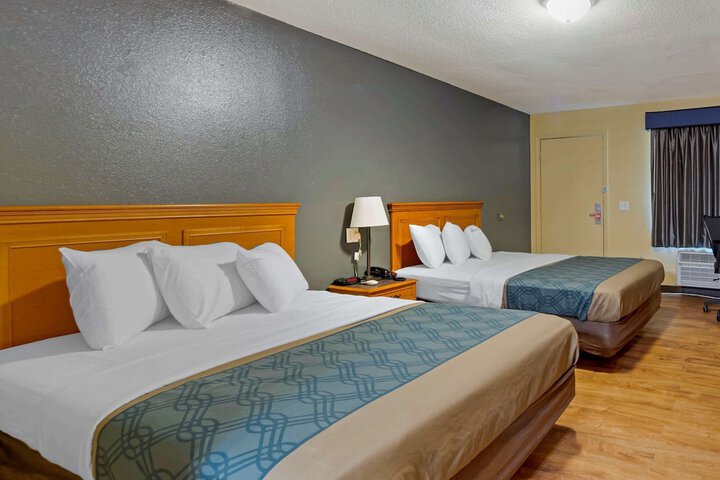 2 Queen Beds (4 of 12)