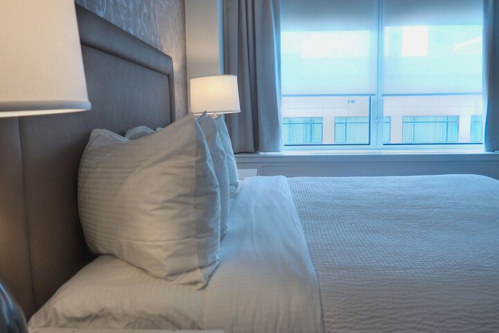 1 Queen Bed (3 of 12)