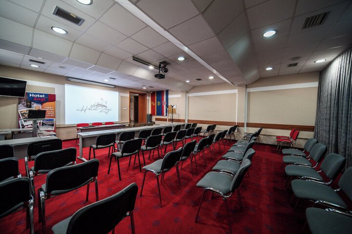 Business Center 90 of 94