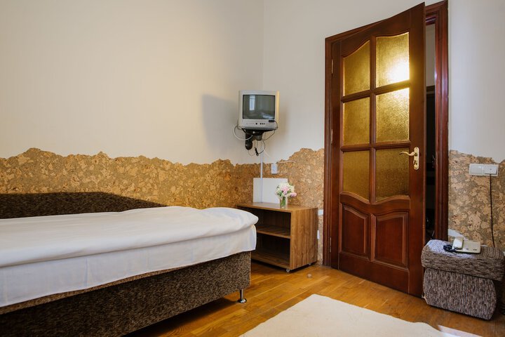 Room 8 of 16