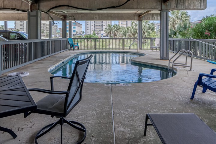 Pool 14 of 25