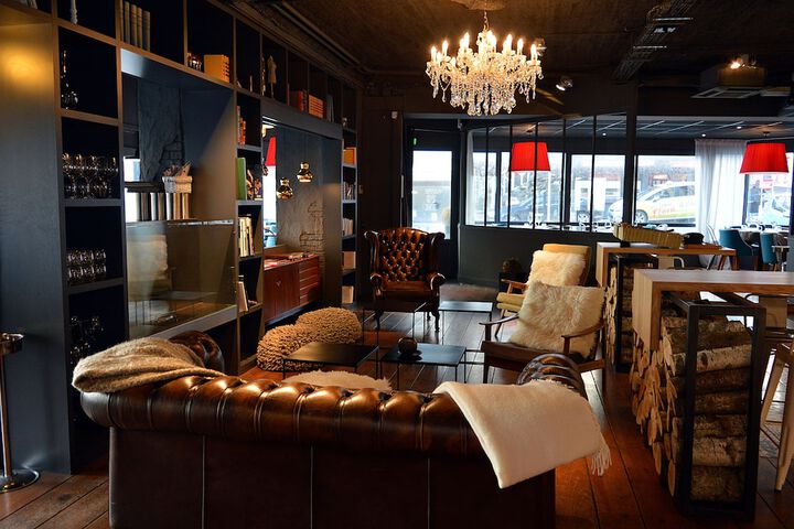 Lounge 33 of 53