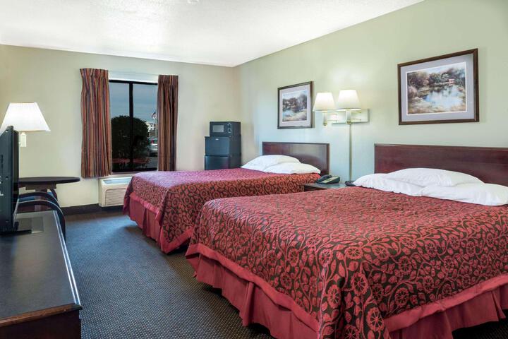1 Queen Bed (7 of 9)