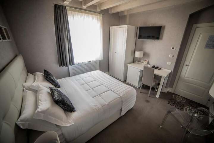Room 12 of 35