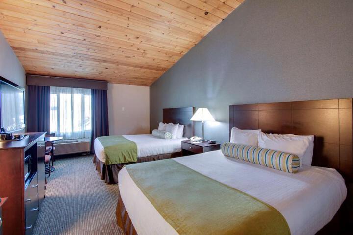 2 Queen Beds Microwave and Refrigerator WiFi Full Breakfast (23 of 25)