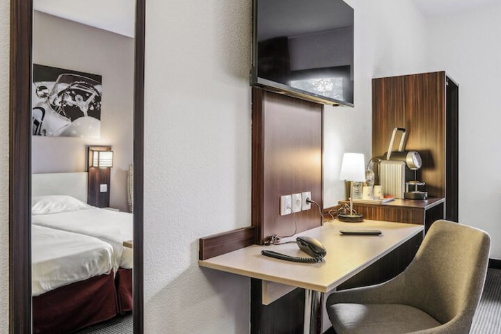 Room 5 of 16