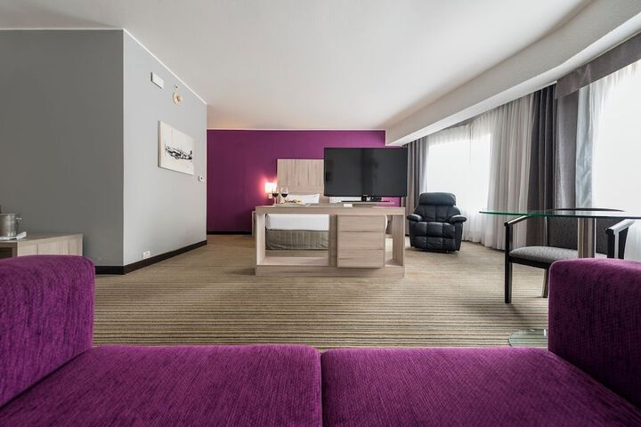 Room 11 of 212