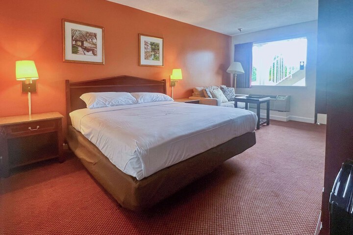 1 King Bed Refrigerator, Microwave (2 of 7)