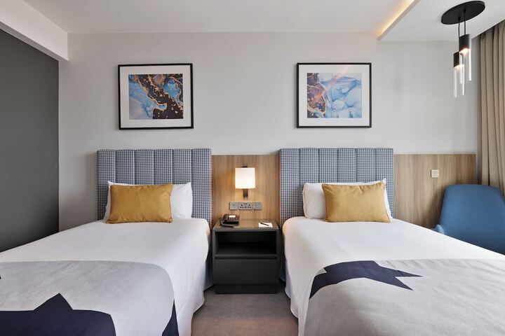 Room 27 of 106