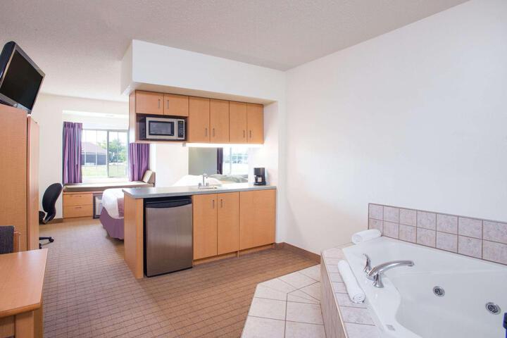 2 Queen Bed Mobility Hearing Accessible Room Roll in Shower (10 of 44)