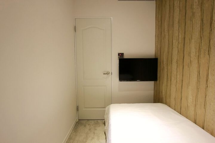 Room 5 of 80