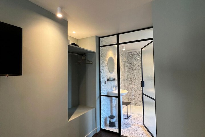 Room 2 of 56