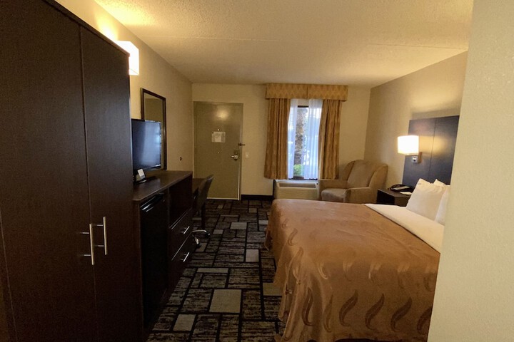 1 King Bed (1 of 11)