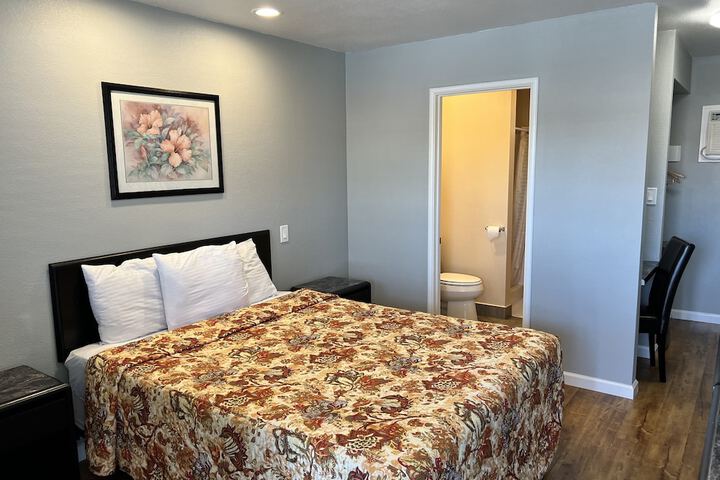 1 Queen Bed (13 of 16)