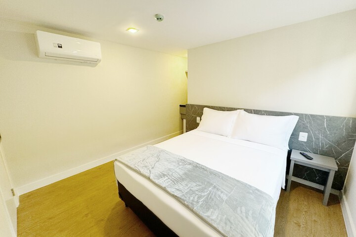 Room 11 of 32
