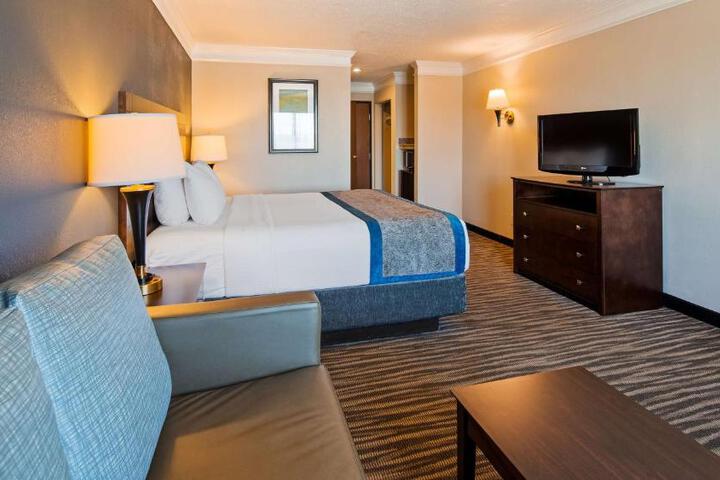 1 King Bed (2 of 13)