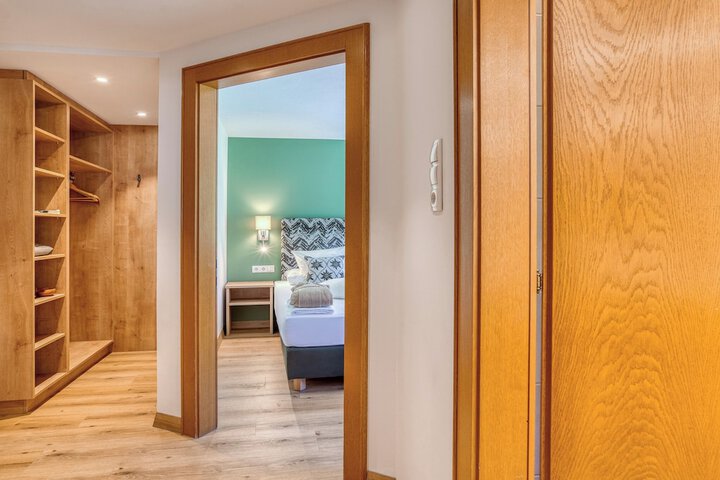 Room 33 of 172