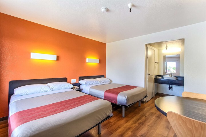2 Double Beds (3 of 4)