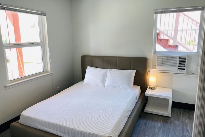 Queen Bed Traditional Building (16 of 32)