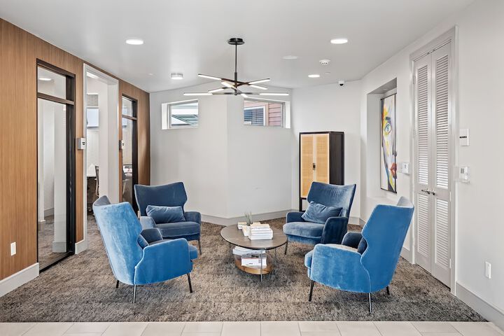 Lounge 592 of 656