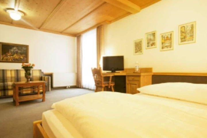 Room 6 of 12