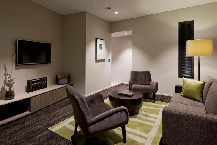 Lounge 27 of 41