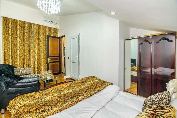 Room 32 of 47