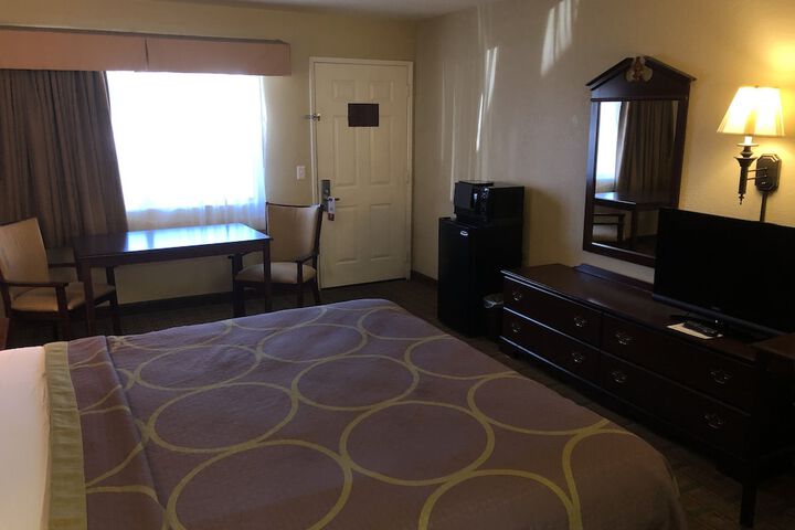 1 Queen Bed (4 of 26)