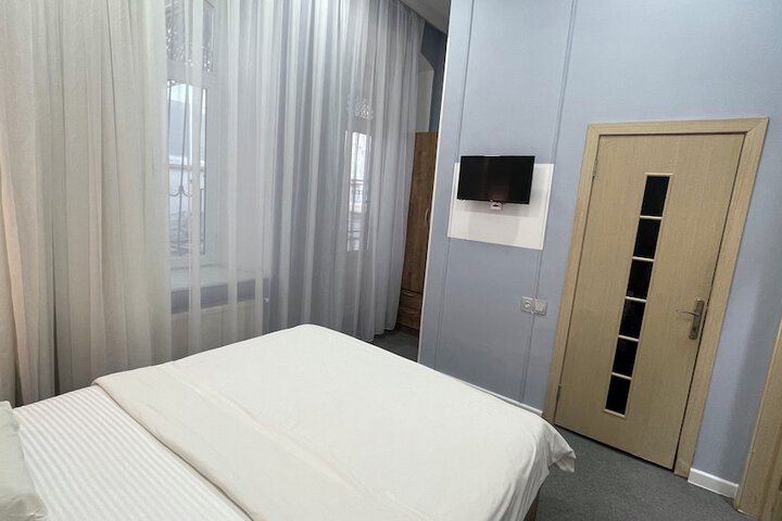 Room 10 of 27
